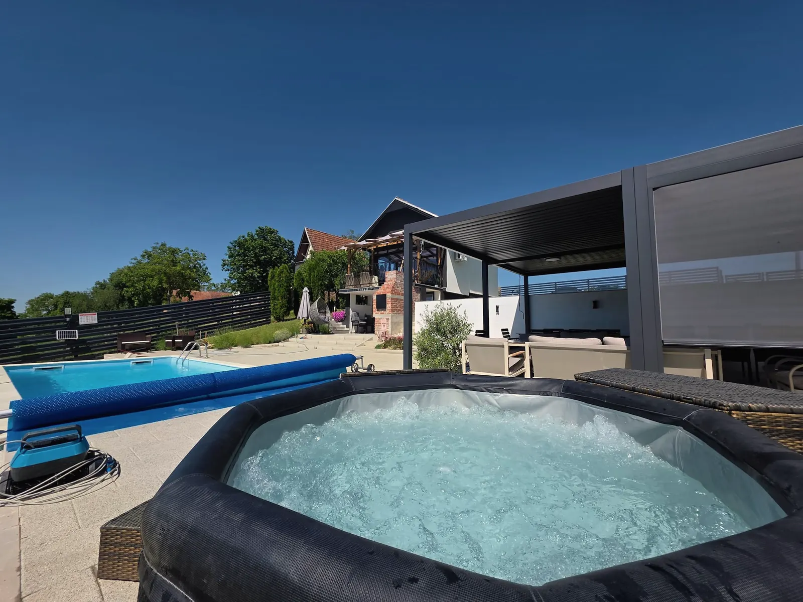 Jacuzzi uz bazen