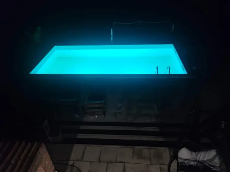Osvijetljeni bazen noću