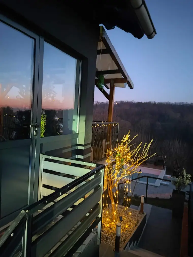 Balkon s lampicama u sumrak